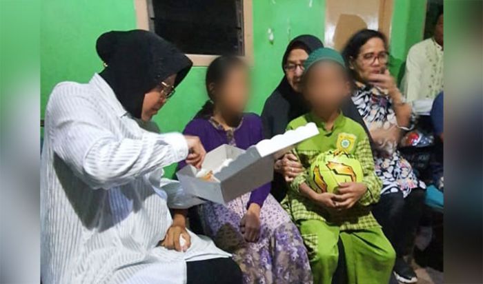 Kunjungi Ketiga Anak Korban Pembunuhan di Petemon, Risma Berikan Sepeda dan Janjikan Pekerjaan