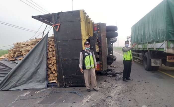 Ban Meletus, Truk Muat Kayu Terguling di Arteri Porong