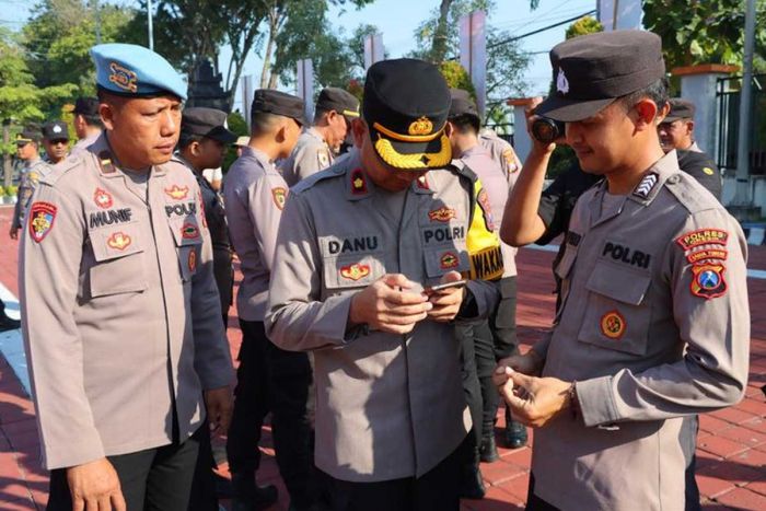 Antisipasi Judi Online, Wakapolres Gresik Periksa Handphone Anggotanya