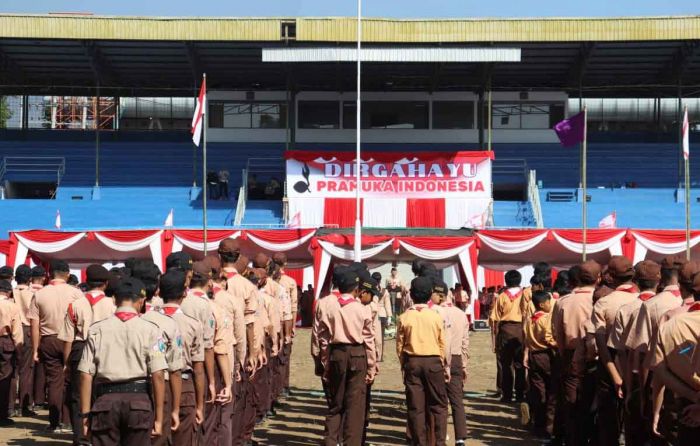 Peringati Hari Pramuka ke-63, Pj Wali Kota Batu Bagi-bagi Sepeda Gunung dan Sembako