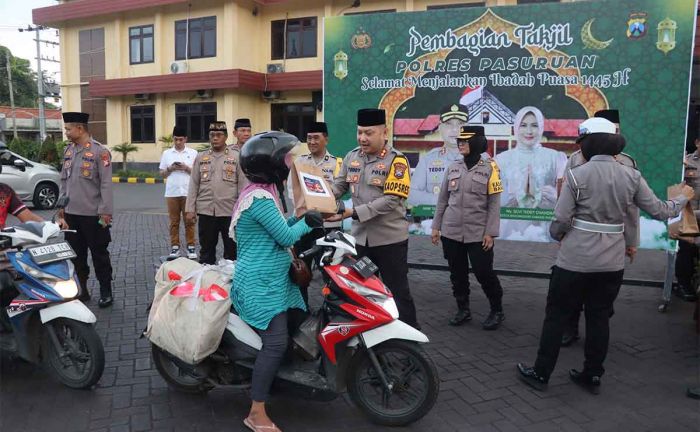 Polres Pasuruan Bagikan Takjil ke Pengguna Jalan