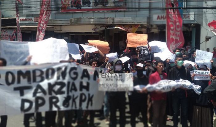 Ratusan Mahasiswa di Pacitan Geruduk Kantor Bupati dan Gedung DPRD, Tolak UU KPK dan RUU KUHP