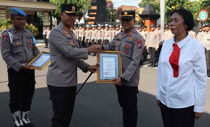 Kapolres Kediri Kota Serahkan Penghargaan untuk Personel Berpretasi