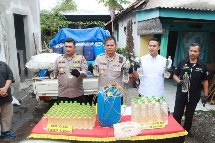 ​Rumah Produksi Miras Digerebek Polisi, Polresta Sidoarjo Amankan 1.000 Liter Ciu