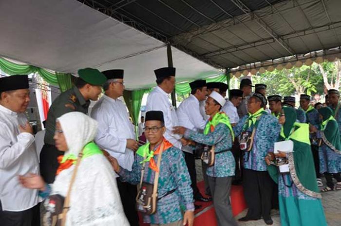 Bupati Sambari Berangkatkan 1.588 Calhaj