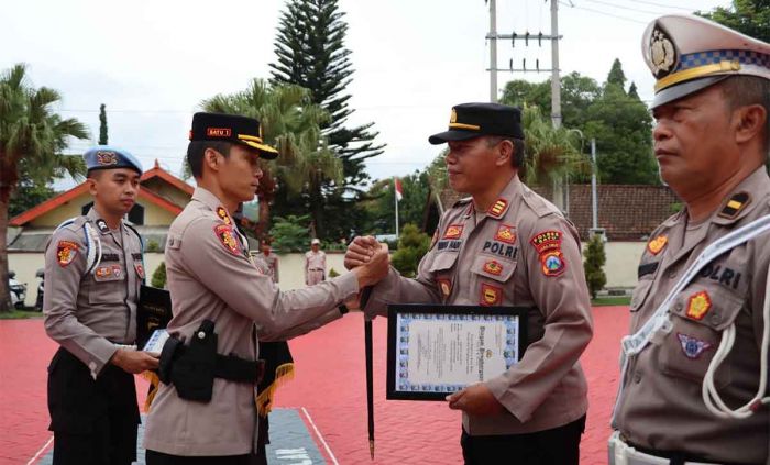 Hari Kesadaran Nasional 2024, Kapolres Batu Beri Penghargaan ke 8 Personel Berprestasi