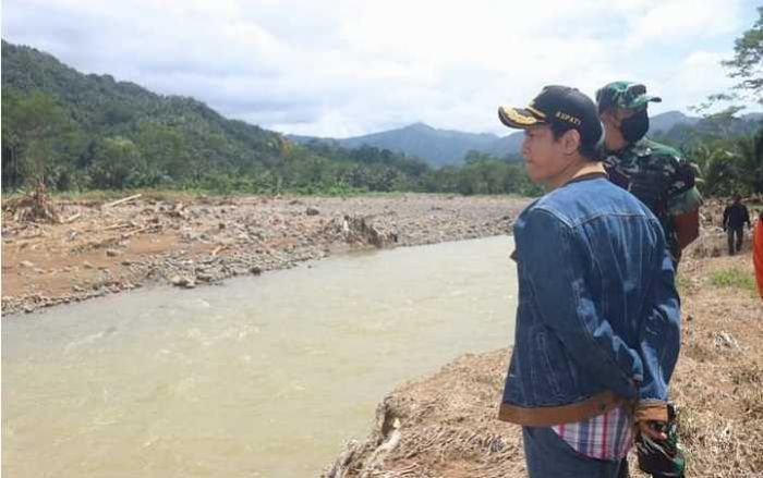 Bupati Arifin Tinjau Sungai Domerto yang Nyaris Rata dengan Tanah