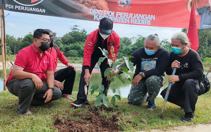 Gandeng ARPL, PDI Perjuangan Kediri Tanam Pohon di Area Pembangunan Bandara Kediri