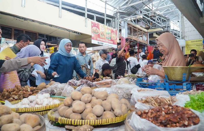 Blusukan ke Pasar Sayur Magetan, Khofifah Ajak Puluhan Buruh Gendong Sarapan Bareng