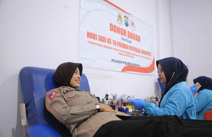 Peduli Sesama dan Peringati HUT ke-79, Polwan Polres Madiun Lakukan Donor Darah