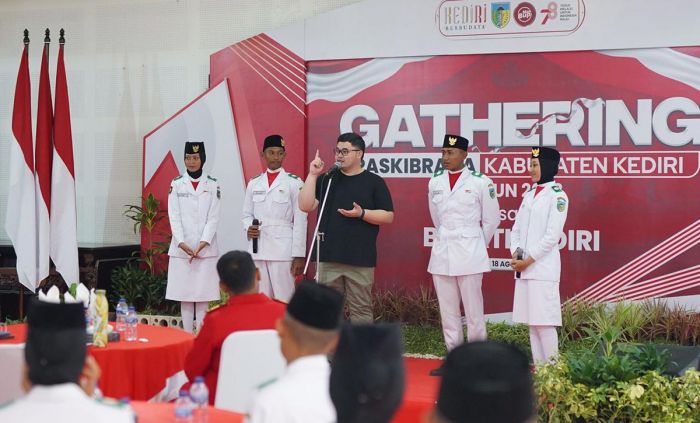 Bupati Kediri Berikan Bonus Beasiswa Bagi Pasukan Paskibraka 2023