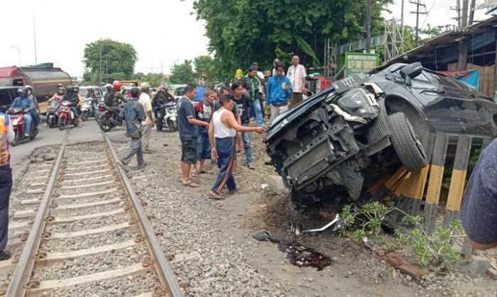 Mobil Xpander Ditabrak Kereta Api di Tanggulangin Sidoarjo, 1 Tewas, 6 Luka-luka