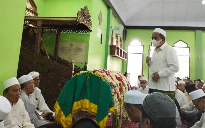 Ribuan Pelayat Iringi Pemakaman KH Fuadi bin Imron, Pengasuh Pondok Pesantren Al-Yasini