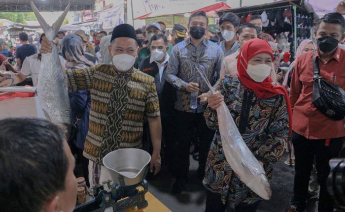 Kunjungi Pasar Bandeng, Gubernur Jatim Borong Bandeng Jumbo