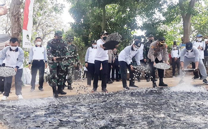 Permudah Akses Antar Desa, TMMD Kodim 0803/Madiun Lakukan Peningkatan Jalan di Desa Bodag