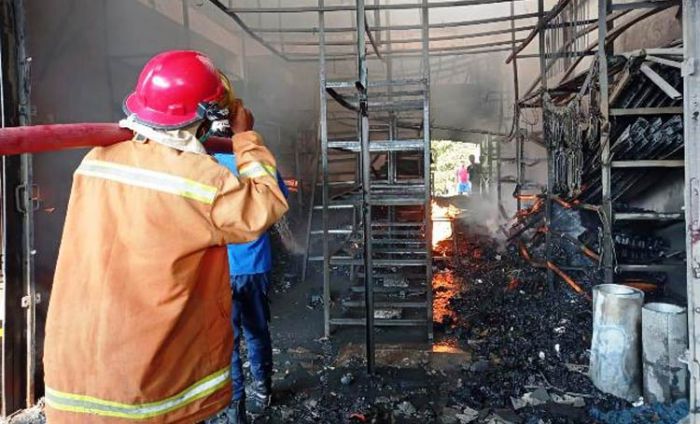 Toko Bangunan di Desa Sumber Wudi Lamongan Terbakar, Kerugian Ditaksir Rp 400 Juta