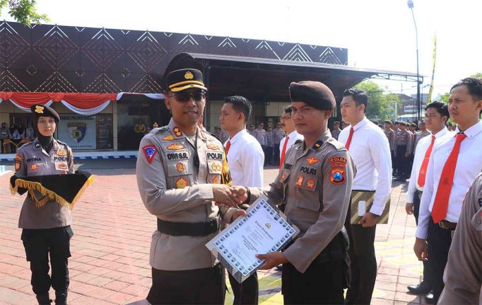 48 Anggota Polres Ngawi Terima Penghargaan