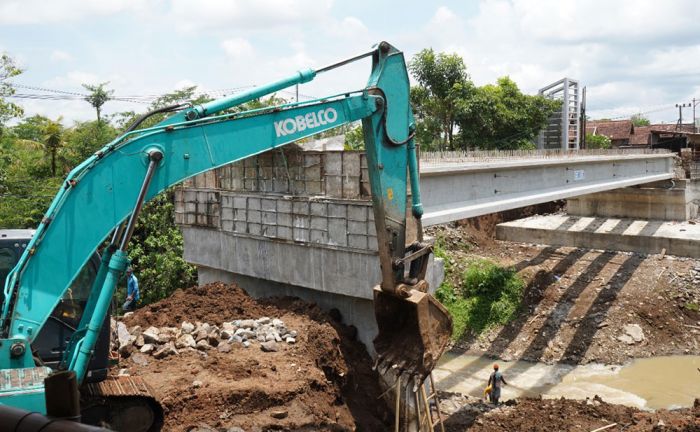 Terjadi Keterlambatan, Bupati Kediri Minta Pembangunan Jembatan Ngadi Terus Dievaluasi