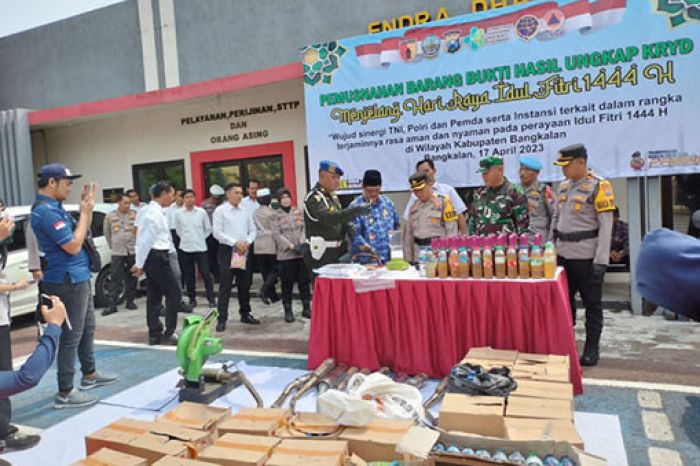 Polres Bangkalan Musnahkan Ratusan Miras, Sabu dan Knalpot Brong