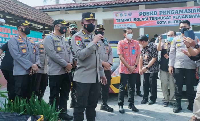 Irwasum Polri Jenguk Warga Isolasi di Kota Blitar