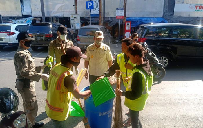 Langgar Perbup Transisi New Normal, Ratusan Warga Gresik Disanksi Bayar Denda atau Bersih-bersih