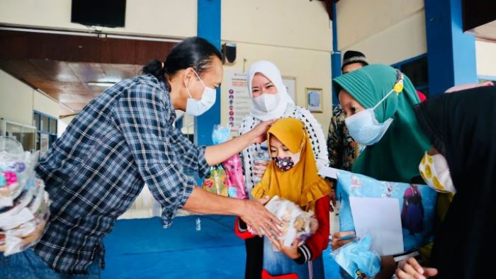 Peduli Anak Yatim dan Dhuafa, ​Stikosa-AWS dan Alumni Bagikan 1.000 Sandal Gratis 