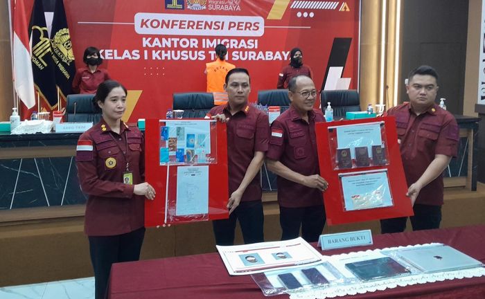 Bermodal Paspor Palsu, WNA Cina Jadi Joki Tes Bahasa Inggris Diamankan Imigrasi Surabaya