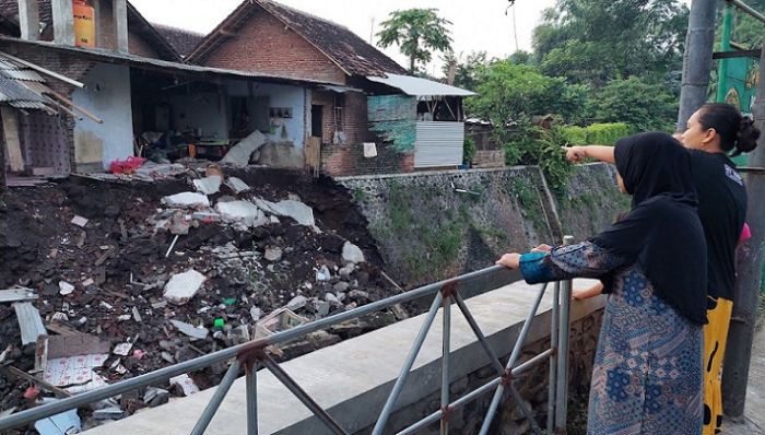 Plengsengan Sungai Runtuh, Dapur Rumah Mbok Sura Ikut Ambruk