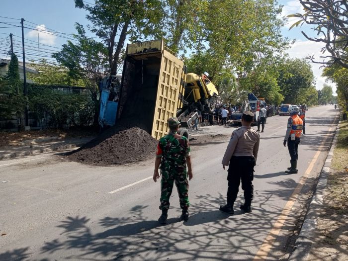 Diduga Rem Blong, Sebuah Dump Truck Tabrak Mobil Bak yang Parkir di Candi Sidoarjo