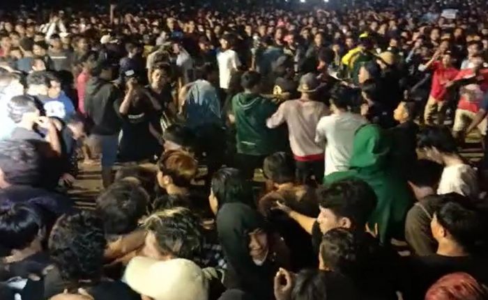 Konser Musik Pembukaan Porkab Tuban VII Diwarnai Tawuran antar Penonton, Terpaksa Dihentikan