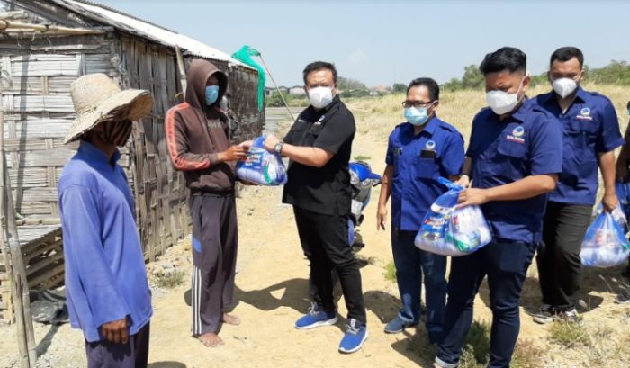 NasDem Gresik Salurkan Ratusan Paket Sembako pada Rakyat Kecil