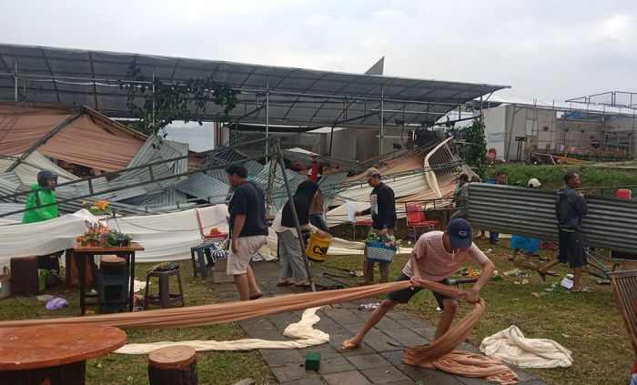 Diterjang Angin Kencang, Festival Budaya Khas Desa Sumbergondo Porak-poranda