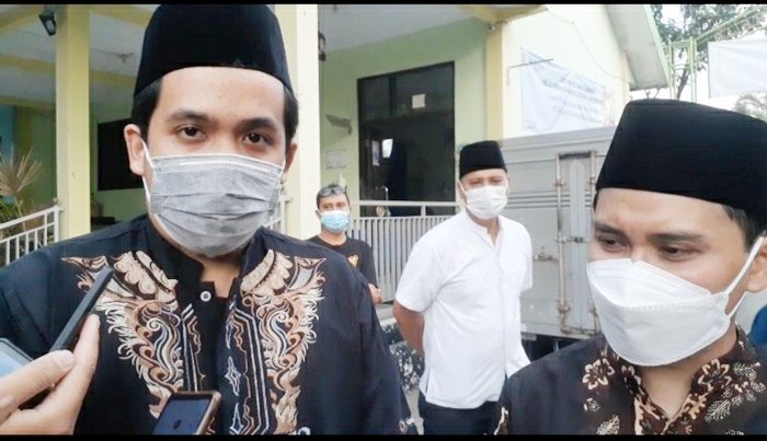 ​Putra Bungsu Gubernur Jatim Ikut Bagikan Ratusan Paket Sembako Bersama Gus Barra