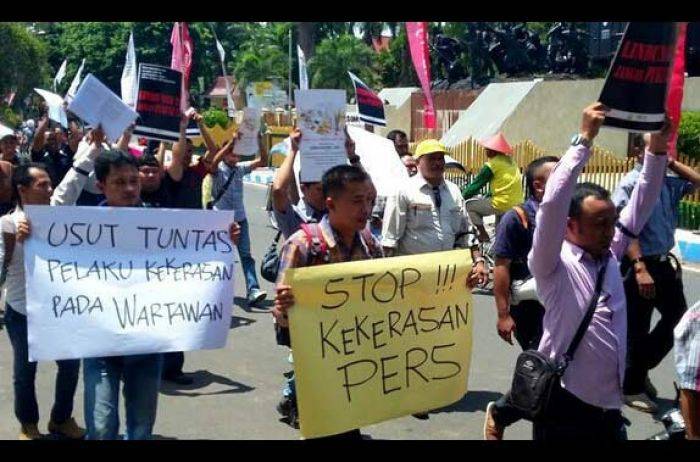 Puluhan Wartawan Bondowoso Demo Kodim 0822, Kecam Kekerasan Oknum TNI pada Jurnalis