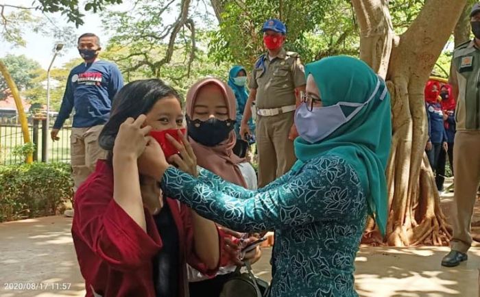 TP PKK Bangkalan Bagikan 2 Ribu Masker di Area Taman Paseban 