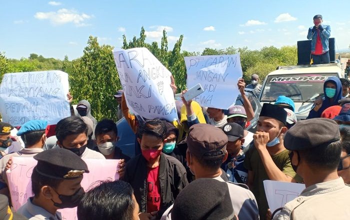 Tuntut Penyelesaian Soal Sewa Lahan, Puluhan Warga Desa Pandan Pamekasan Demo PT Garam