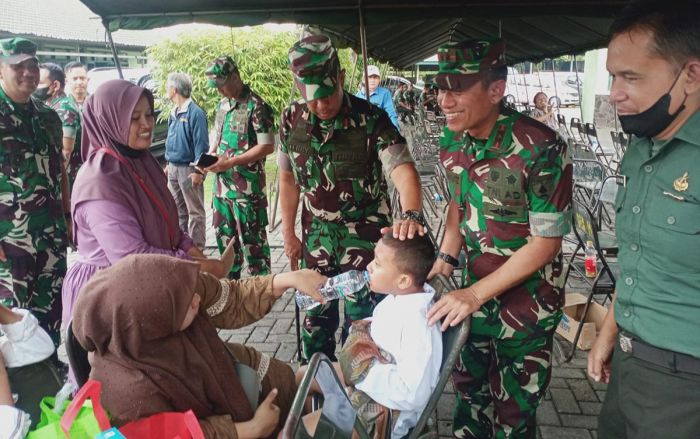 Pangdam V/Brawijaya Tinjau Baksos yang Digelar oleh Korem 084/BJ, Khitan Massal hingga Donor Darah