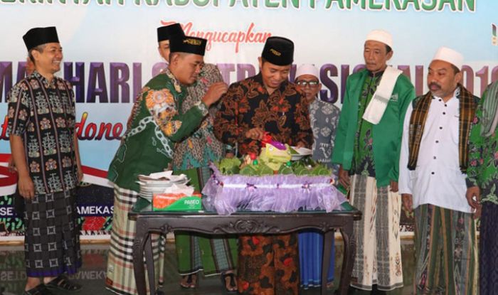 Peringati HSN 2019 di Pamekasan, Ribuan Santri Ikuti Apel dan Kirab