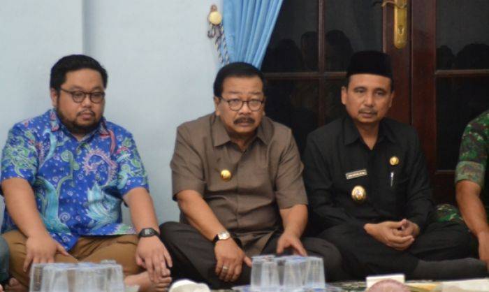 Melayat Bupati Lumajang, Gubenur Jatim Kehilangan Seorang Sahabat 