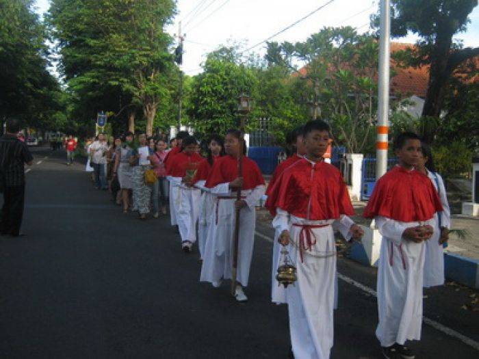 Gereja Katolik Banyuwangi Gelar Arak-arakan Daun Palma