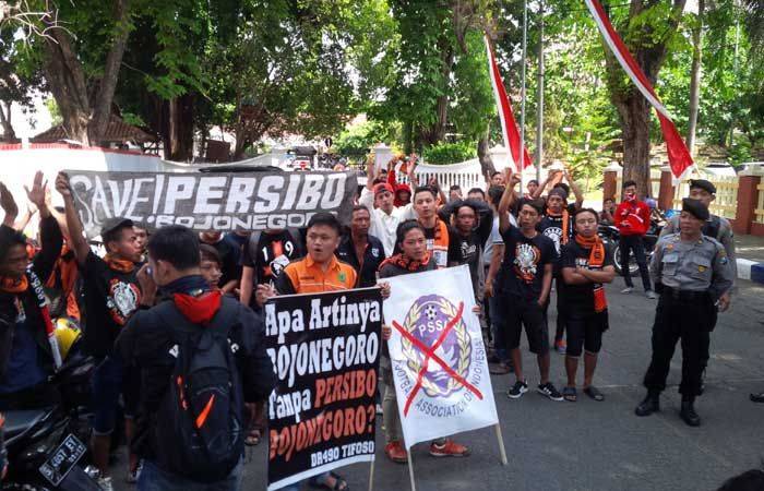 Kecewa Hasil Kongres, Suporter Persibo Bakar Atribut, Minta Menpora Bubarkan PSSI