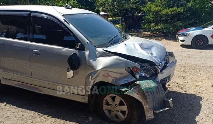 Nyelonong Keluar Jalur, Avanza Tabrak Dua Pemotor Hingga Terpelanting di Blitar