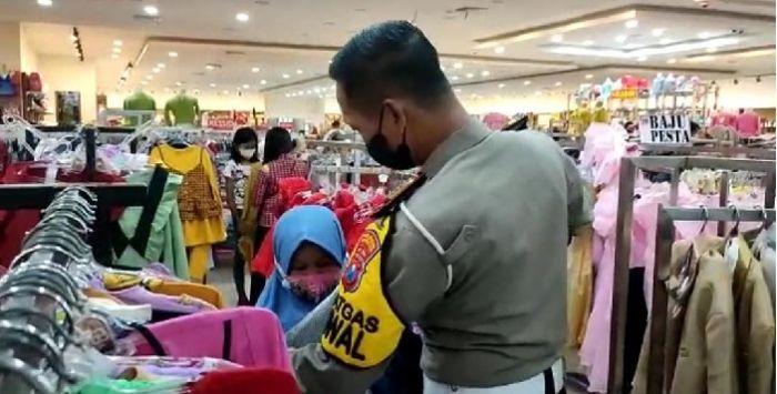 Bulan Ramadan, Satlantas Probolinggo Kota Berbagi dengan Puluhan Anak Yatim