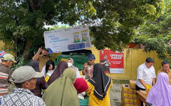 Operasi Pasar di Gondang Kediri, Beras 1,5 Ton Ludes Diserbu Warga