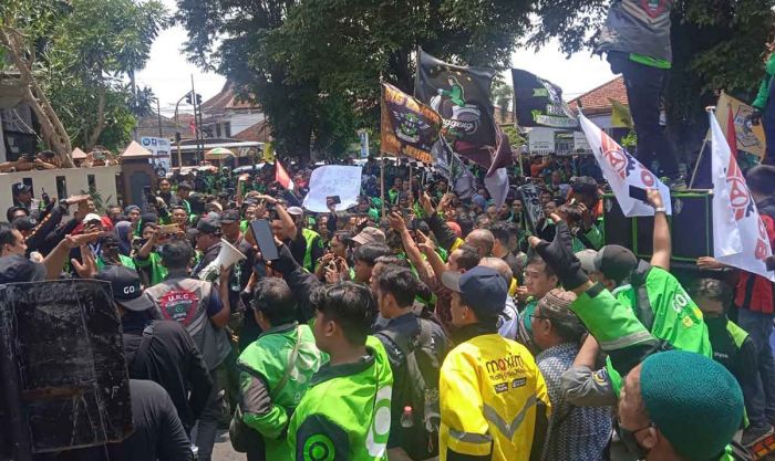 Ribuan Ojol Gruduk Kantor Pemkab Jember