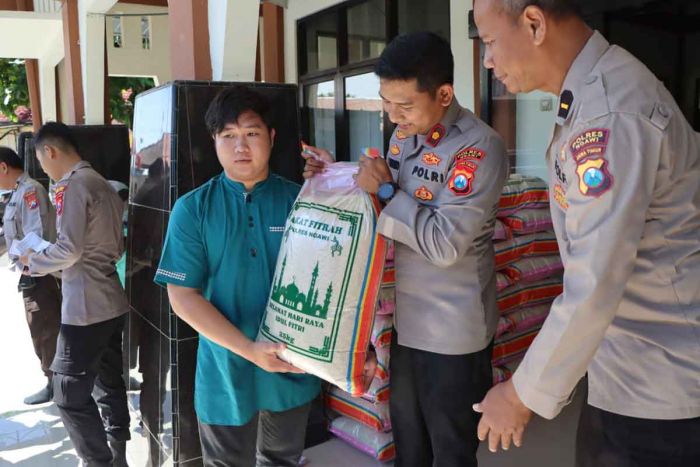 Jelang Idul Fitri, Jajaran Polres Ngawi Salurkan Zakat Fitrah ke Masyarakat dan Yayasan