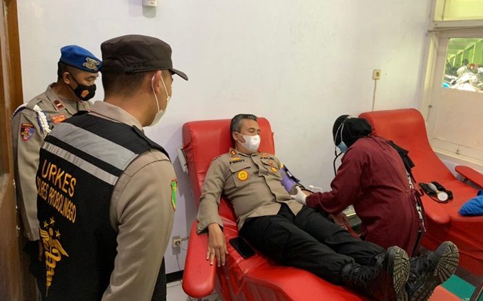 ​Kebutuhan Cukup Tinggi, Jajaran Polres Probolinggo Donor Plasma Konvalesen di PMI