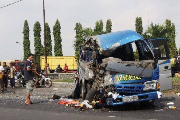 Tabrak Elf, Bus Restu Masuk Sawah dan 20 Orang Terluka