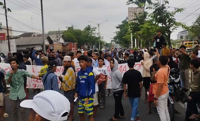 Tuntut PSU dan Hitung Ulang, Ratusan Massa Segel Kantor Bawaslu Pamekasan