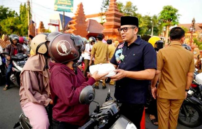 Berbagi Kebahagiaan, Pj Wali Kota Mojokerto Bagikan Takjil ke Masyarakat